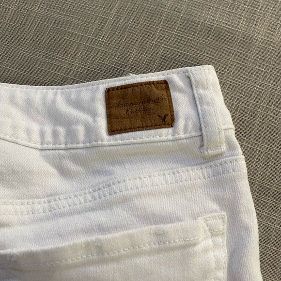 American Eagle Women’s Shorts in white. Women’s size 8 - Picture 13 of 16
